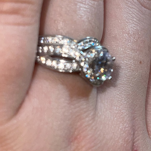 Beautiful Ring - Picture 6 of 10